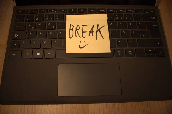 Post Note Break Laptop Smiley — Stock Photo, Image