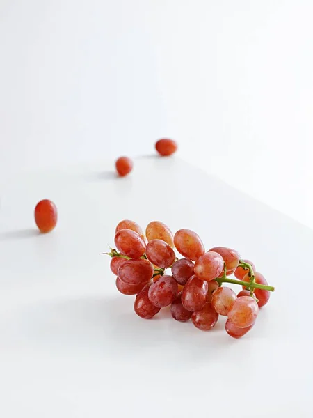 Una Toma Vertical Racimo Uva Roja Sobre Una Mesa Blanca —  Fotos de Stock