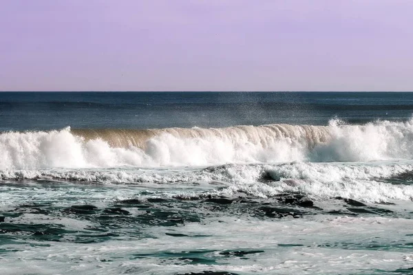 Große Wellen Die Planschen Und Auf Das Ufer Treffen — Stockfoto