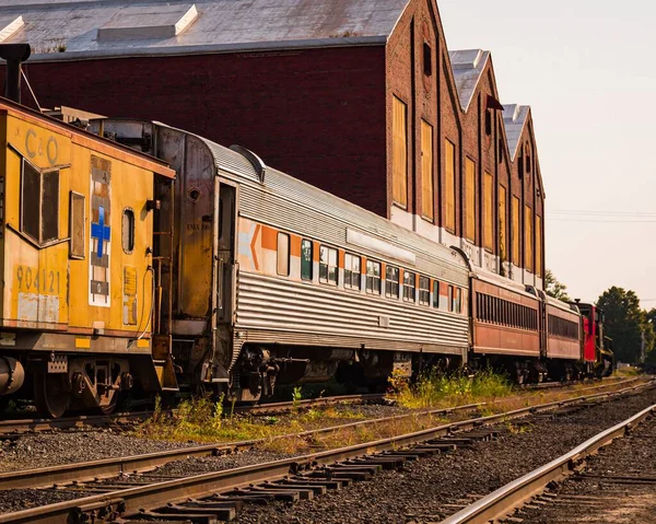 铁路轨道上的一列以建筑为背景的旧火车 — 图库照片