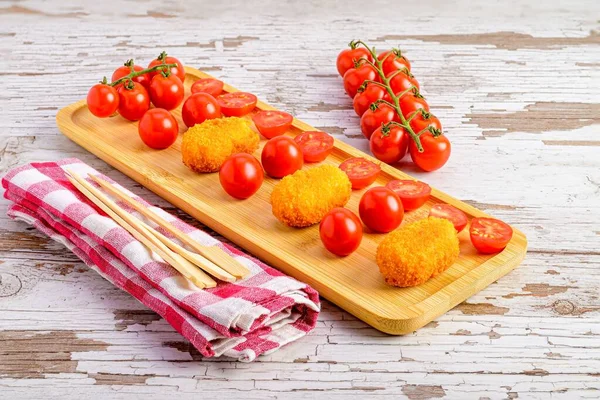 Primer Plano Una Tabla Madera Con Tomates Cherry Croquetas Una —  Fotos de Stock