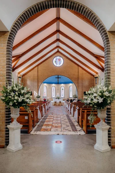 Een Bruiloft Steeg Een Kerk Klaar Voor Plechtigheid — Stockfoto