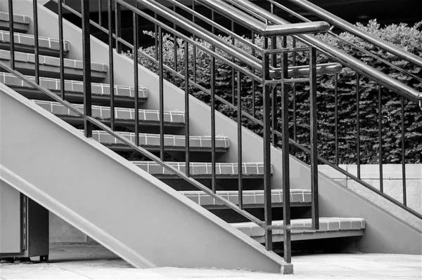 Μια Ασπρόμαυρη Φωτογραφία Από Πέτρινες Σκάλες Μια Γέφυρα Έξω Στο — Φωτογραφία Αρχείου