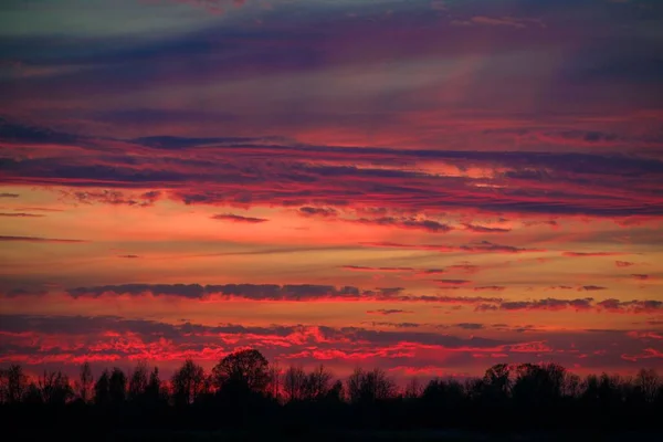 Scénický Pohled Zářící Západ Slunce Zatažené Obloze Večerních Hodinách — Stock fotografie