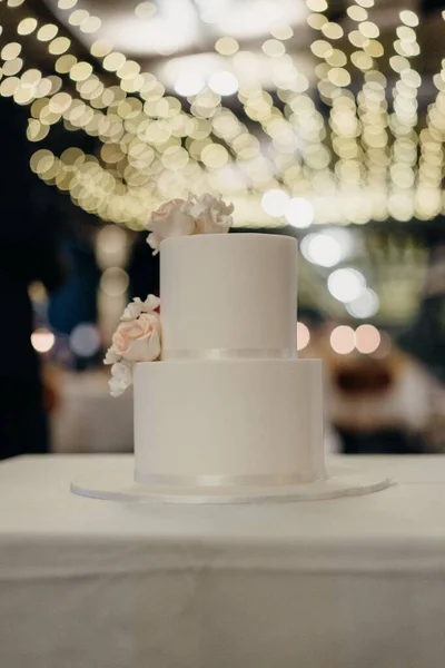 テーブルの上のウェディングケーキのクローズアップ — ストック写真