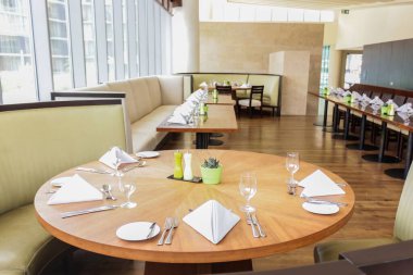 Bir tabak, çatal, kaşık, çatal, çatal, yemek masası bir restorandaki ahşap masada.