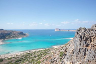 Güneşli bir sabahta güzel bir deniz manzarası ve kayalar.