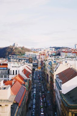 Prag 'ın güzel şehri ve Çek Cumhuriyeti' nin geleneksel mimarisinin dikey çekimi.