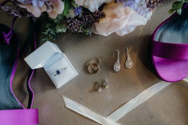 Kahverengi arka planda düğün süslerinin yakın plan çekimi.