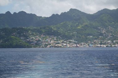 Arka planda güzel bir deniz manzarası ve kıyı kasabası..