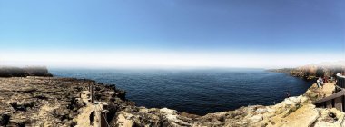 Atlantik kıyısında kayalık kıyıları olan panoramik bir deniz manzarası