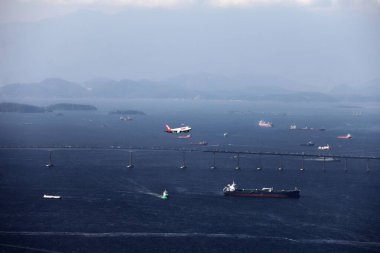 Denizde yüzen balıkçı teknelerinin havadan görünüşü