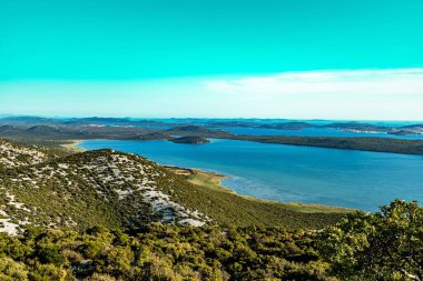 Hırvatistan 'daki Velebit dağlarının güzel bir manzarası. Ağaçlar ve deniz kenarları ufukta.