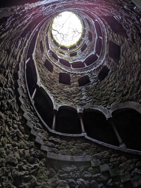 Portekiz 'in Sintra kentindeki Quinta da Regaleira' da çekilen düşey düşük açılı bir çekim.