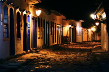 Paraty, Brezilya 'daki eski geleneksel binalar arasında aydınlatılmış bir cadde