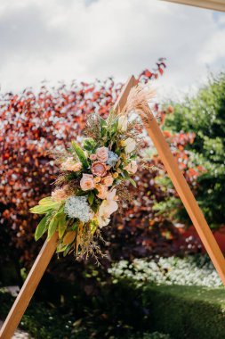 Düğün dekorasyonu için çiçek standının dikey görüntüsü.