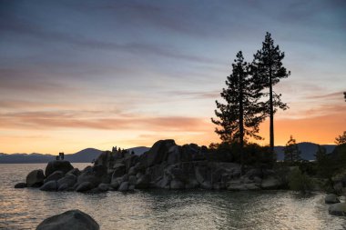 Amerika 'da gün batımında Tahoe Gölü' nün güzel bir manzarası..