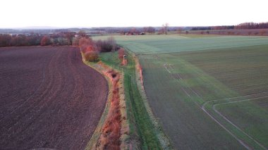 Çek Cumhuriyeti 'nde gündüz vakti tarla manzaralı bir kuş bakışı