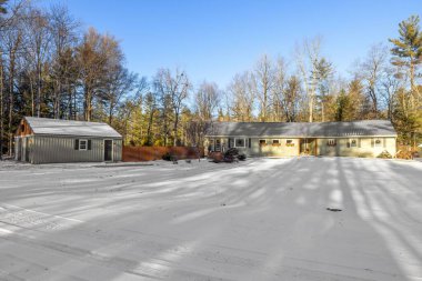 Çağdaş bir çiftlik evinin güzel bir manzarası. Kış boyunca V şeklinde bir tasarımı var.