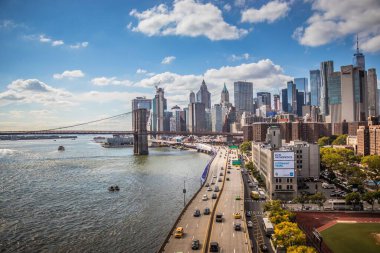 Şehirdeki plaj ve gökdelenlerin havadan görüntüsü.