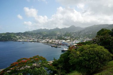 Deniz manzaralı güzel bir kasaba.