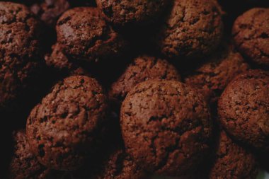 Küçük browni bisküvilerinin yakın çekimi.