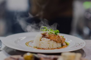 Üzerinde zencefil ve susam yağı olan, arka planda bulanık bir pirinç keki.