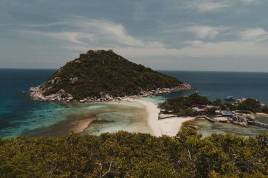 Deniz ve Tayland ile çevrili Koh Tai cennet adası.
