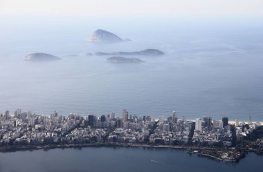 Rio de Janeiro şehir manzarası binalar ve suyla çevrili.
