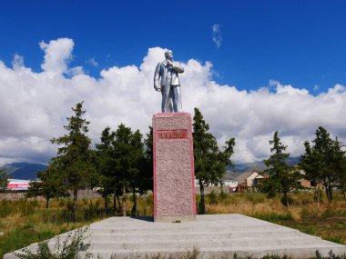 Kırgızistan, Cholpon Ata 'da dağların yakınında gümüş bir Lenin heykeli.