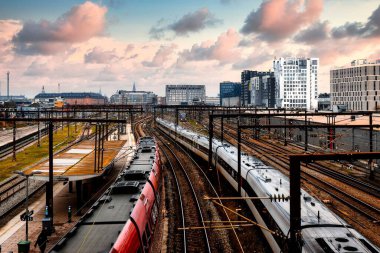 Danimarka 'da tren ve Kopenhag demiryollarının manzaralı bir çekimi.