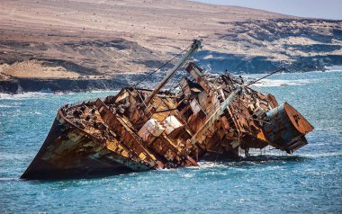 İspanya 'da Playa de Garcey yakınlarında enkaza dönmüş bir kır gemisinin yakın çekimi.