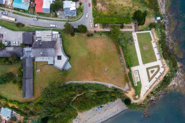 Şili 'nin Ancud kentindeki San Antonio Kalesi kıyı şeridinin hava görüntüsü.