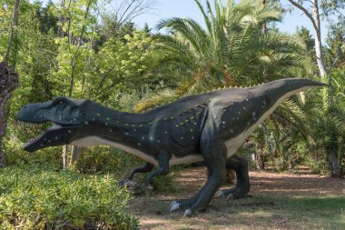İtalya 'nın Castellana Grotte kentindeki tarih öncesi parkta bir dinozor heykeli.