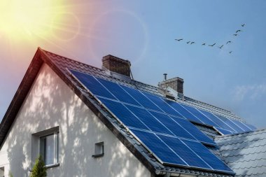 Güneşli bir günde üzerinde güneş panelleri olan güzel bir çatı.