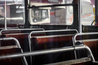 Kırmızı koltuklu terk edilmiş eski bir okul otobüsünün klasik bir iç mekanı.