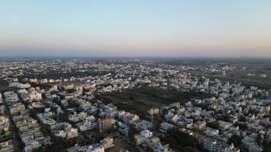 Ufkun ötesindeki bir şehrin manzaralı bir görüntüsü.