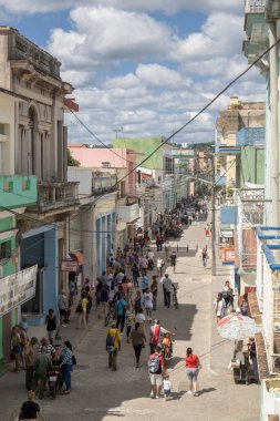 Matanzas, Küba 'da orta bir sokakta yürüyen insanların dikey görüntüsü.