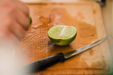Yarım limon ve tahta tahtada bir bıçağın yakın plan çekimi.