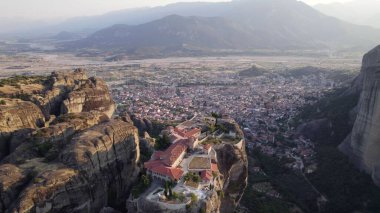 Yunanistan 'daki Meteora kaya oluşumu üzerine Kutsal Üçlü Manastırı' nın havadan çekilmiş bir fotoğrafı.