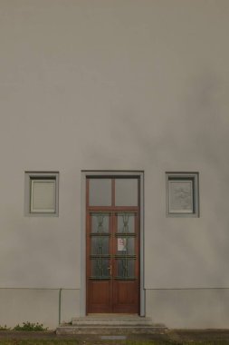 Bir binanın ön kapısının yakın görüntüsü.
