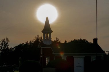 Kilisenin çok güzel bir görüntüsü. Arka planda güneş parlıyor.