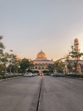 Jame 'Asr Hassanil Bolkiah Camii Bandar Seri Begawan, Brunei' de gün batımında