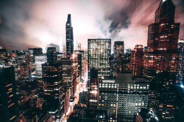 NYC, ABD 'deki modern binaların gece manzarası.