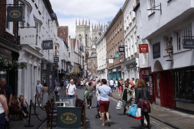 York 'ta Low Petergate' de yürüyen bir kalabalık.