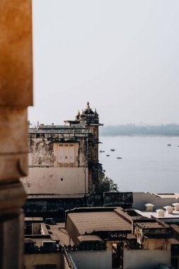 Udaipur 'un şehir sarayı, Mewar, Hindistan' daki simgelerini gösteren dikey bir hava aracı görüntüsü.