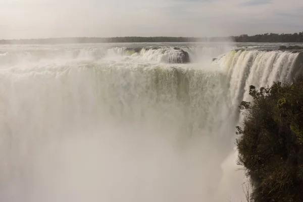 Scena Krajobrazu Diabelskich Wodospadów Gardła Drzewami Argentynie Zachmurzonym Niebem — Zdjęcie stockowe