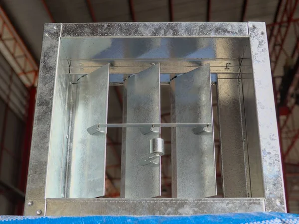 Bulanık Arkaplana Karşı Kısmen Açık Olan Metalik Bir Cilt Damper — Stok fotoğraf
