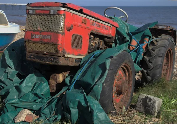 Saltburn Sahilinde Yeşil Yağ Tabakasına Sarılı Çek Komünist Bir Traktör — Stok fotoğraf
