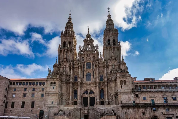 西班牙历史上著名的圣地亚哥大教堂外部的美丽照片 — 图库照片
